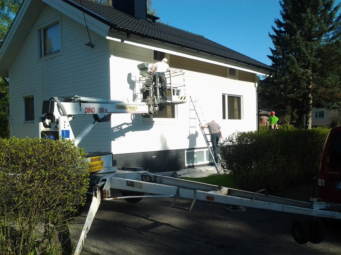 Julkisivun maalaus nosturilla — Rakennuspalvelu Marko Rantala