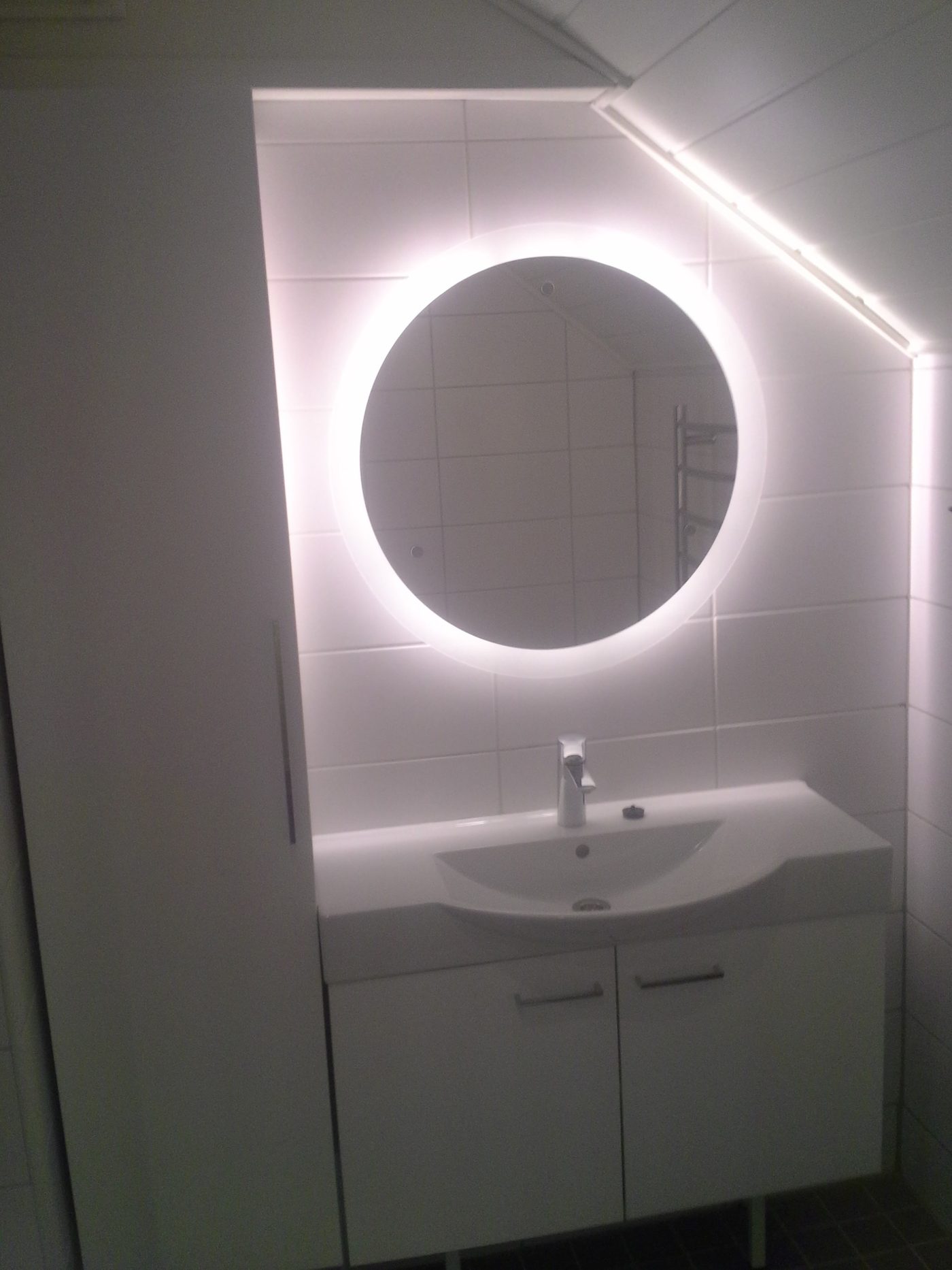 Kylpyhuone — valopeili ja allaskaapisto