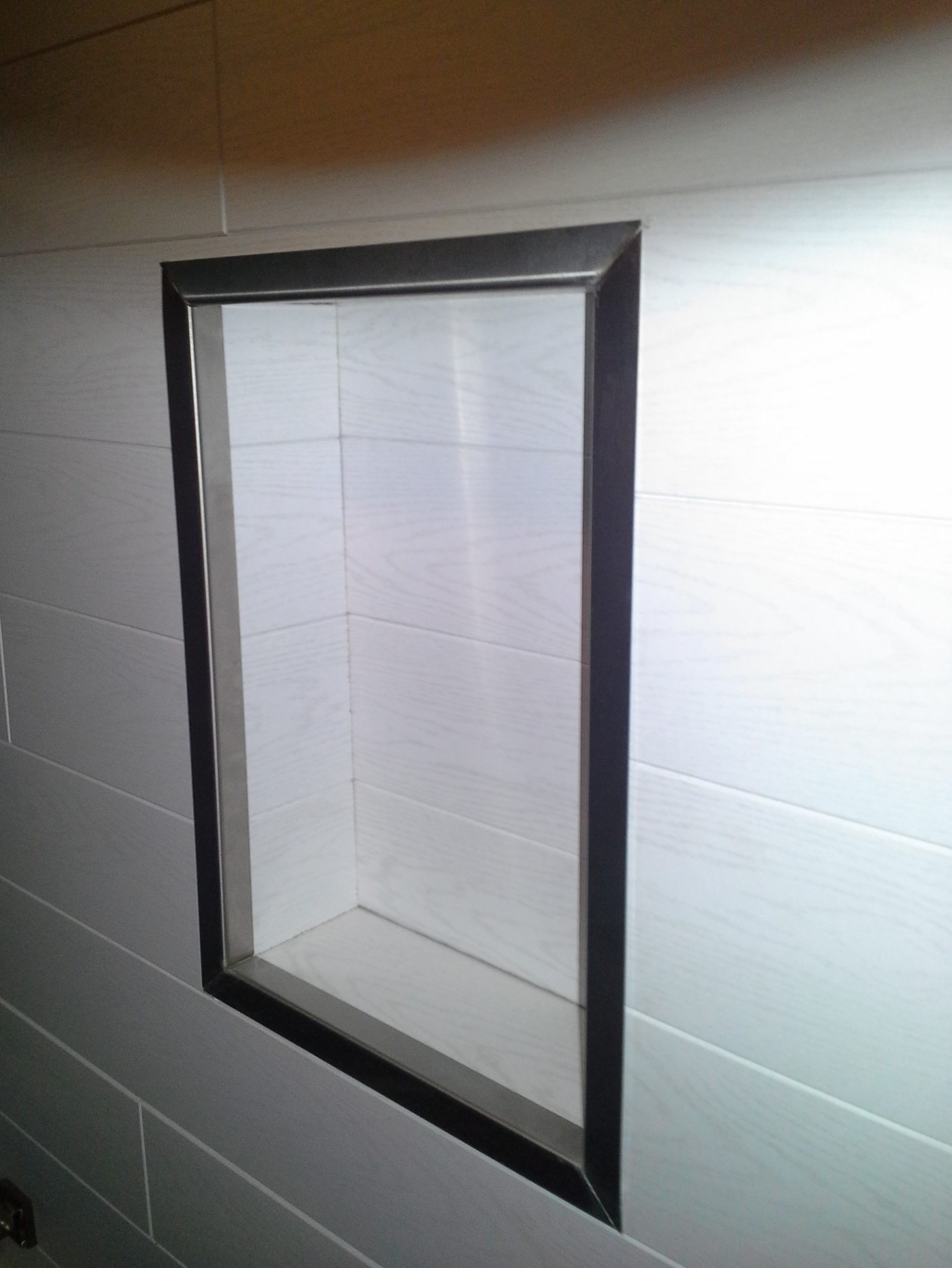 Laatoituksen seinäsyvennys — tarkka viimeistely